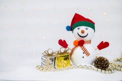 De achtergrond van het Kerstmisconcept van Ontwerpsneeuwman met glanzende giftdoos royalty-vrije stock afbeelding De achtergrond van het Kerstmisconcept van Ontwerpsneeuwman met glanzende giftdoos royalty-vrije stock afbeelding