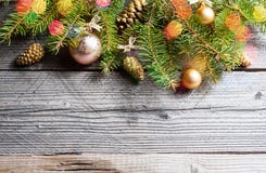 De achtergrond van Kerstmis Groene Spar met denneappels, gouden sneeuwvlokken, bal Stock Foto's