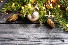 De achtergrond van Kerstmis Groene Spar met denneappels, gouden sneeuwvlokken, bal Royalty-vrije Stock Afbeelding