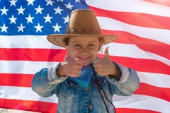 De achtergrond van de onafhankelijkheid Day Patriottische vakantie Gelukkig leuk jong geitje, weinig kindmeisje met Amerikaanse v stock fotografie De achtergrond van de onafhankelijkheid Day Patriottische vakantie Gelukkig leuk jong geitje, weinig kindmeisje met Amerikaanse v stock fotografie