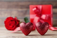 De achtergrond van de valentijnskaartendag met harten, gift en nam bloem toe 14 Februari-groetkaart Stock Fotografie De achtergrond van de valentijnskaartendag met harten, gift en nam bloem toe 14 Februari-groetkaart Stock Fotografie