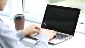 De achtermening van bemant handen typend op laptop toetsenbord stock footage De achtermening van bemant handen typend op laptop toetsenbord stock footage