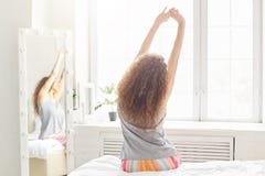 De achtermening van ontspannen vrouwenrek in bed, stelt dichtbij venster tegen comfortabel slaapkamerbinnenland, ontwaakt in ocht stock afbeeldingen De achtermening van ontspannen vrouwenrek in bed, stelt dichtbij venster tegen comfortabel slaapkamerbinnenland, ontwaakt in ocht stock afbeeldingen