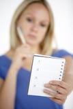 De Agenda van de Holding van de vrouw stock fotografie De Agenda van de Holding van de vrouw stock fotografie