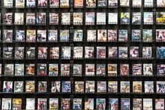 12 DE AGOSTO DE 2018 - FAIRBANKS ALASKA: Estantes de los alquileres de la película del DVD en una tienda video de la superproducc fotos de archivo libres de regalías 12 DE AGOSTO DE 2018 - FAIRBANKS ALASKA: Estantes de los alquileres de la película del DVD en una tienda video de la superproducc fotos de archivo libres de regalías