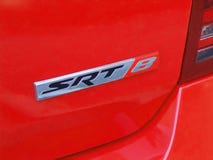 25 de agosto de 2010 Ucrania - Kiev El emblema de SRT8 en el coche rojo fotografía de archivo libre de regalías 25 de agosto de 2010 Ucrania - Kiev El emblema de SRT8 en el coche rojo fotografía de archivo libre de regalías