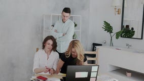 De algemene manager vindt plotseling zijn werknemers terwijl zij pret hebben en selfie in het werktijd nemen Boze Werkgever stock video De algemene manager vindt plotseling zijn werknemers terwijl zij pret hebben en selfie in het werktijd nemen Boze Werkgever stock video