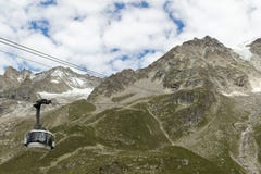 De Alpen, Frankrijk-Italië grens, 29 Juli 2017 - de kabelwagen r van Skyway stock foto De Alpen, Frankrijk-Italië grens, 29 Juli 2017 - de kabelwagen r van Skyway stock foto