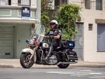 De ambtenarenaandrijving van San Francisco Police Department op motorfiets stock foto's De ambtenarenaandrijving van San Francisco Police Department op motorfiets stock foto's