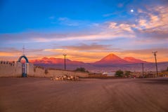 De Andes met Licancabur-vulkaan op de Boliviaanse grens in de zonsondergang bij volle maan, San Pedro de Atacama, Chili, Zuid-Ame royalty-vrije stock afbeelding De Andes met Licancabur-vulkaan op de Boliviaanse grens in de zonsondergang bij volle maan, San Pedro de Atacama, Chili, Zuid-Ame royalty-vrije stock afbeelding