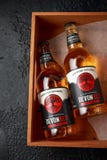 De appelcider van Sanfordboomgaarden in houten dienblad, Devon, het Verenigd Koninkrijk, 20 Maart, 2019 stock fotografie De appelcider van Sanfordboomgaarden in houten dienblad, Devon, het Verenigd Koninkrijk, 20 Maart, 2019 stock fotografie