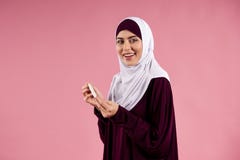 De Arabische gelukkige vrouw in hijab houdt zwangerschapstest royalty-vrije stock foto De Arabische gelukkige vrouw in hijab houdt zwangerschapstest royalty-vrije stock foto