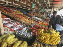 De Arabische mensen verkoopt verse vruchten bij een fruitmarkt in Taif, Makkah, Saudi-Arabië royalty-vrije stock fotografie De Arabische mensen verkoopt verse vruchten bij een fruitmarkt in Taif, Makkah, Saudi-Arabië royalty-vrije stock fotografie
