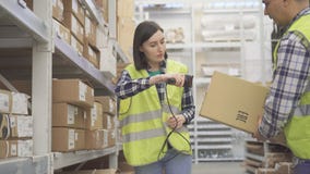 De arbeider van de vrouwenopslag tast de scanner van de productstreepjescode af royalty-vrije stock afbeeldingen De arbeider van de vrouwenopslag tast de scanner van de productstreepjescode af royalty-vrije stock afbeeldingen