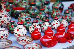 De Armeense oude de kleikop van het stijlaardewerk in granaatappel geeft de markt Vernisazh gestalte Royalty-vrije Stock Foto De Armeense oude de kleikop van het stijlaardewerk in granaatappel geeft de markt Vernisazh gestalte Royalty-vrije Stock Foto