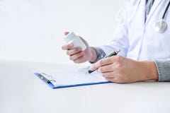 De arts die een geschiedenisvorm opvullen terwijl het raadplegen aan patiënt en adviseert behandelingsmethodes en hoe te rehabili stock afbeeldingen De arts die een geschiedenisvorm opvullen terwijl het raadplegen aan patiënt en adviseert behandelingsmethodes en hoe te rehabili stock afbeeldingen