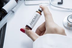 De artsenhand houdt een drug voor Bloedarmoedeziekte Stock Foto's De artsenhand houdt een drug voor Bloedarmoedeziekte Stock Foto's