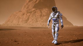 De astronaut gaat op de oppervlakte van Mars door een stofstorm voorbij de reuzezonnepanelen Panoramisch landschap op royalty-vrije illustratie De astronaut gaat op de oppervlakte van Mars door een stofstorm voorbij de reuzezonnepanelen Panoramisch landschap op royalty-vrije illustratie