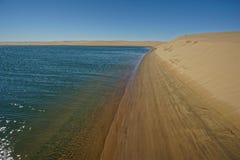 De Atlantische Oceaan ontmoet de woestijn van de Skeletkust, Namibië, Afrika stock afbeelding De Atlantische Oceaan ontmoet de woestijn van de Skeletkust, Namibië, Afrika stock afbeelding