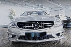 De auto en het embleem van Mercedes Benz stock foto De auto en het embleem van Mercedes Benz stock foto