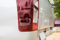 De auto heeft met diepe schade aan de verf, autoongeval gekrast stock afbeelding De auto heeft met diepe schade aan de verf, autoongeval gekrast stock afbeelding