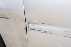 De auto heeft met diepe schade aan de verf, autoongeval gekrast stock foto's De auto heeft met diepe schade aan de verf, autoongeval gekrast stock foto's
