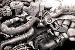 De auto Mechanische Hand die van de Reparatie een Deel van de Motor van een auto bevestigt stock fotografie De auto Mechanische Hand die van de Reparatie een Deel van de Motor van een auto bevestigt stock fotografie
