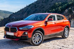 De auto van BMW X2 die bij landweg wordt geparkeerd royalty-vrije stock afbeeldingen De auto van BMW X2 die bij landweg wordt geparkeerd royalty-vrije stock afbeeldingen