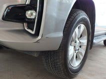 De auto werd geraakt door een ongeval wegens schuring of het instorten Zou moeten worden hersteld stock afbeelding De auto werd geraakt door een ongeval wegens schuring of het instorten Zou moeten worden hersteld stock afbeelding