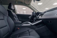 De autobinnenland van het leer Modern auto verlicht dashboard De luxueuze cluster van het autoinstrument royalty-vrije stock fotografie De autobinnenland van het leer Modern auto verlicht dashboard De luxueuze cluster van het autoinstrument royalty-vrije stock fotografie