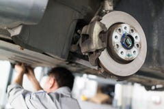 De autoreparatiedienst Knappe glimlachende werktuigkundige stock foto's De autoreparatiedienst Knappe glimlachende werktuigkundige stock foto's