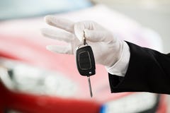 De Autosleutel van bediendeboy hand holding royalty-vrije stock foto De Autosleutel van bediendeboy hand holding royalty-vrije stock foto