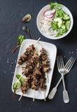 De Aziatische stijl roosterde rundvleesvleespennen en vermicellisalade op een donkere achtergrond, hoogste mening Heerlijk voorge royalty-vrije stock afbeeldingen De Aziatische stijl roosterde rundvleesvleespennen en vermicellisalade op een donkere achtergrond, hoogste mening Heerlijk voorge royalty-vrije stock afbeeldingen