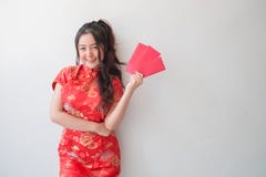 De Aziatische vrouwen in traditionele Chinese cheongsam kleedt zich en tonend rode enveloppen voor Chinees nieuw jaar stock fotografie De Aziatische vrouwen in traditionele Chinese cheongsam kleedt zich en tonend rode enveloppen voor Chinees nieuw jaar stock fotografie