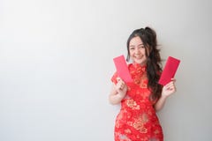 De Aziatische vrouwen in traditionele Chinese cheongsam kleedt zich en tonend rode enveloppen voor Chinees nieuw jaar royalty-vrije stock fotografie De Aziatische vrouwen in traditionele Chinese cheongsam kleedt zich en tonend rode enveloppen voor Chinees nieuw jaar royalty-vrije stock fotografie