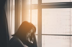 De Aziatische vrouwendepressie heeft een hoofdpijn en voelend droefheid in slaapkamer, somber ben royalty-vrije stock afbeelding De Aziatische vrouwendepressie heeft een hoofdpijn en voelend droefheid in slaapkamer, somber ben royalty-vrije stock afbeelding
