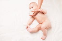De baby voedt melk van de fles van de baby stock foto De baby voedt melk van de fles van de baby stock foto