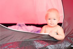 De baby zit dichtbij tentingang stock fotografie De baby zit dichtbij tentingang stock fotografie