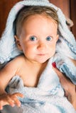 De babyjongen bundelde in handdoek samen royalty-vrije stock fotografie De babyjongen bundelde in handdoek samen royalty-vrije stock fotografie