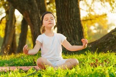 De babyyoga Lotus stelt een kind het praktizeren yoga in openlucht stock afbeelding De babyyoga Lotus stelt een kind het praktizeren yoga in openlucht stock afbeelding