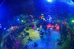 De bal die van de discospiegel in kleur glanzen royalty-vrije stock fotografie De bal die van de discospiegel in kleur glanzen royalty-vrije stock fotografie