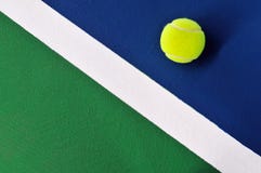 De bal van het tennis op de tennisbaan royalty-vrije stock afbeeldingen De bal van het tennis op de tennisbaan royalty-vrije stock afbeeldingen
