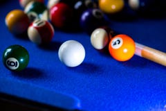 De ballen van het poolbiljart op blauwe het spelreeks van de lijstsport Snooker, Poolspel stock afbeeldingen De ballen van het poolbiljart op blauwe het spelreeks van de lijstsport Snooker, Poolspel stock afbeeldingen