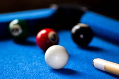 De ballen van het poolbiljart op blauwe het spelreeks van de lijstsport Snooker, Poolspel stock foto De ballen van het poolbiljart op blauwe het spelreeks van de lijstsport Snooker, Poolspel stock foto