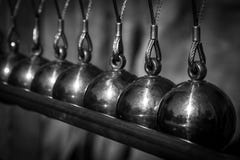 De Ballen van de metaaltegenhanger richtten Zwart-wit stock afbeeldingen De Ballen van de metaaltegenhanger richtten Zwart-wit stock afbeeldingen