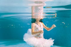 De ballerina is onder water met haar gedachtengang royalty-vrije stock afbeeldingen De ballerina is onder water met haar gedachtengang royalty-vrije stock afbeeldingen