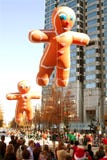 De Ballonsvlotter van de peperkoekmens door Kerstmisparade van Atlanta stock foto De Ballonsvlotter van de peperkoekmens door Kerstmisparade van Atlanta stock foto