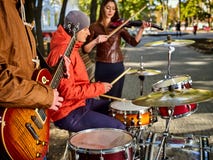 De band van de festivalmuziek De vrienden die op slaginstrumentenstad spelen parkeren Stock Fotografie De band van de festivalmuziek De vrienden die op slaginstrumentenstad spelen parkeren Stock Fotografie