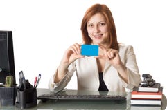 De bankier van de vrouw houdt een creditcard royalty-vrije stock foto's De bankier van de vrouw houdt een creditcard royalty-vrije stock foto's