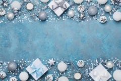 De banner of de achtergrond van de Kerstmispartij met zilveren ballen, gift, confettien, ster en lovertjes Vlak leg Exemplaarruim Stock Foto De banner of de achtergrond van de Kerstmispartij met zilveren ballen, gift, confettien, ster en lovertjes Vlak leg Exemplaarruim Stock Foto